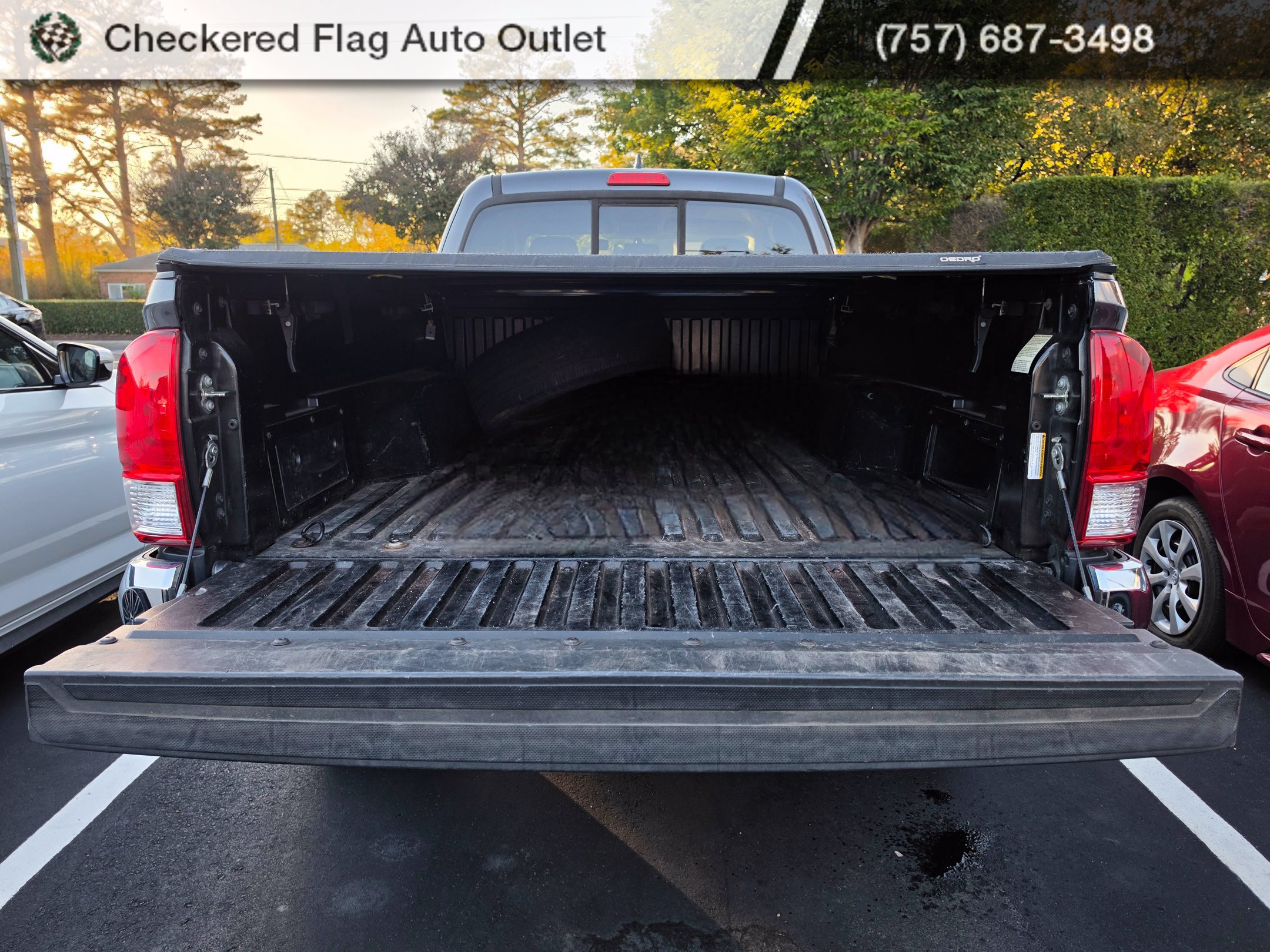 Used 2017 Toyota Tacoma SR5 w/ SR5 Appearance Package (SM) AWD/4WD image 7
