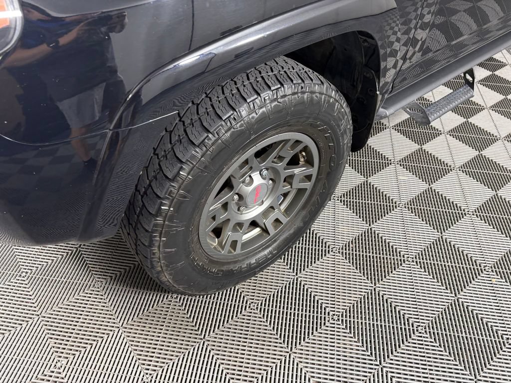 Used 2018 Toyota 4Runner TRD Off-Road w/ TRD Performance Package AWD/4WD image 9