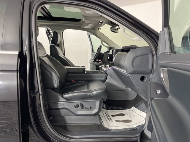 Used 2025 Ford Expedition Platinum image 39