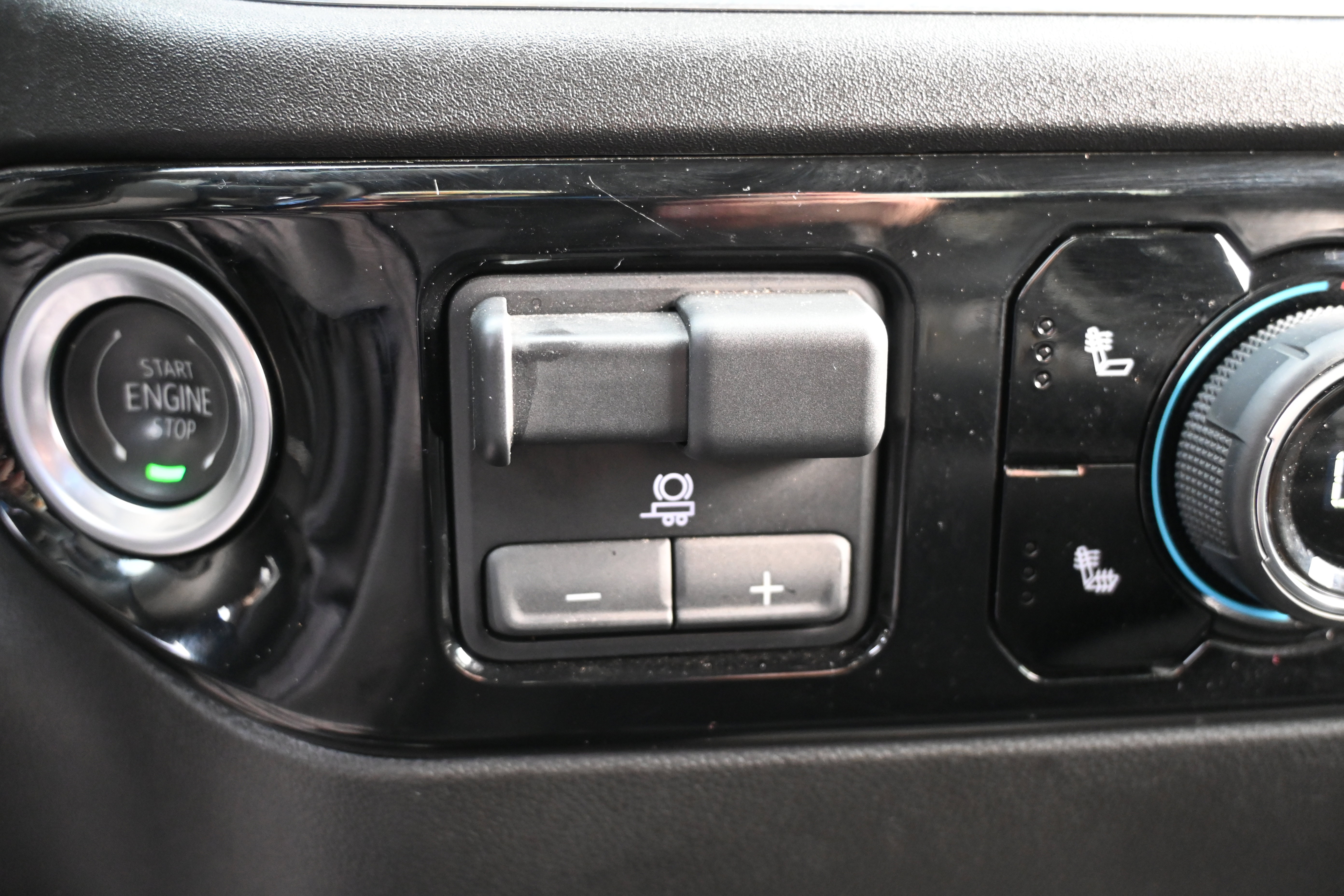Used 2025 Chevrolet Silverado 2500 LT w/ Convenience Package image 28