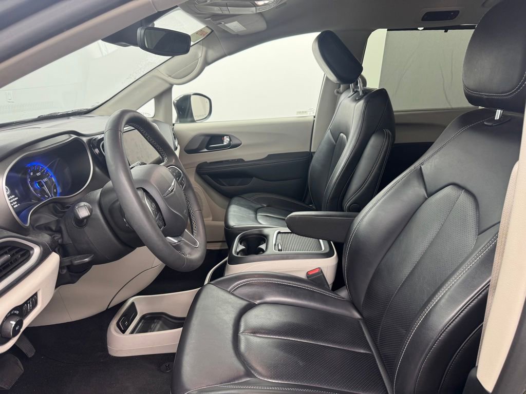 Used 2023 Chrysler Pacifica Touring-L FWD image 9