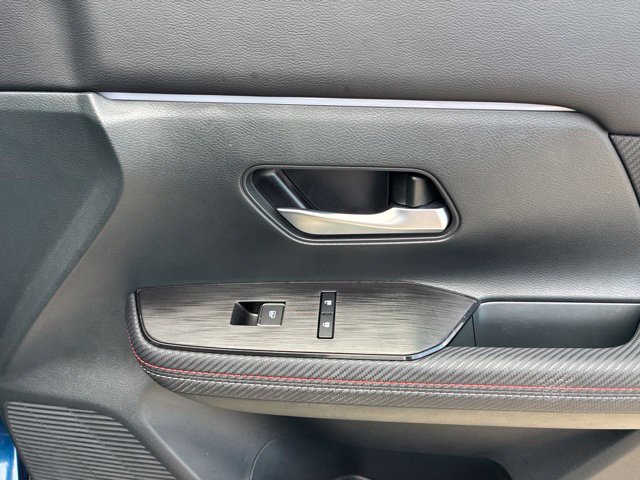 Used 2025 Nissan Kicks SR AWD/4WD image 14
