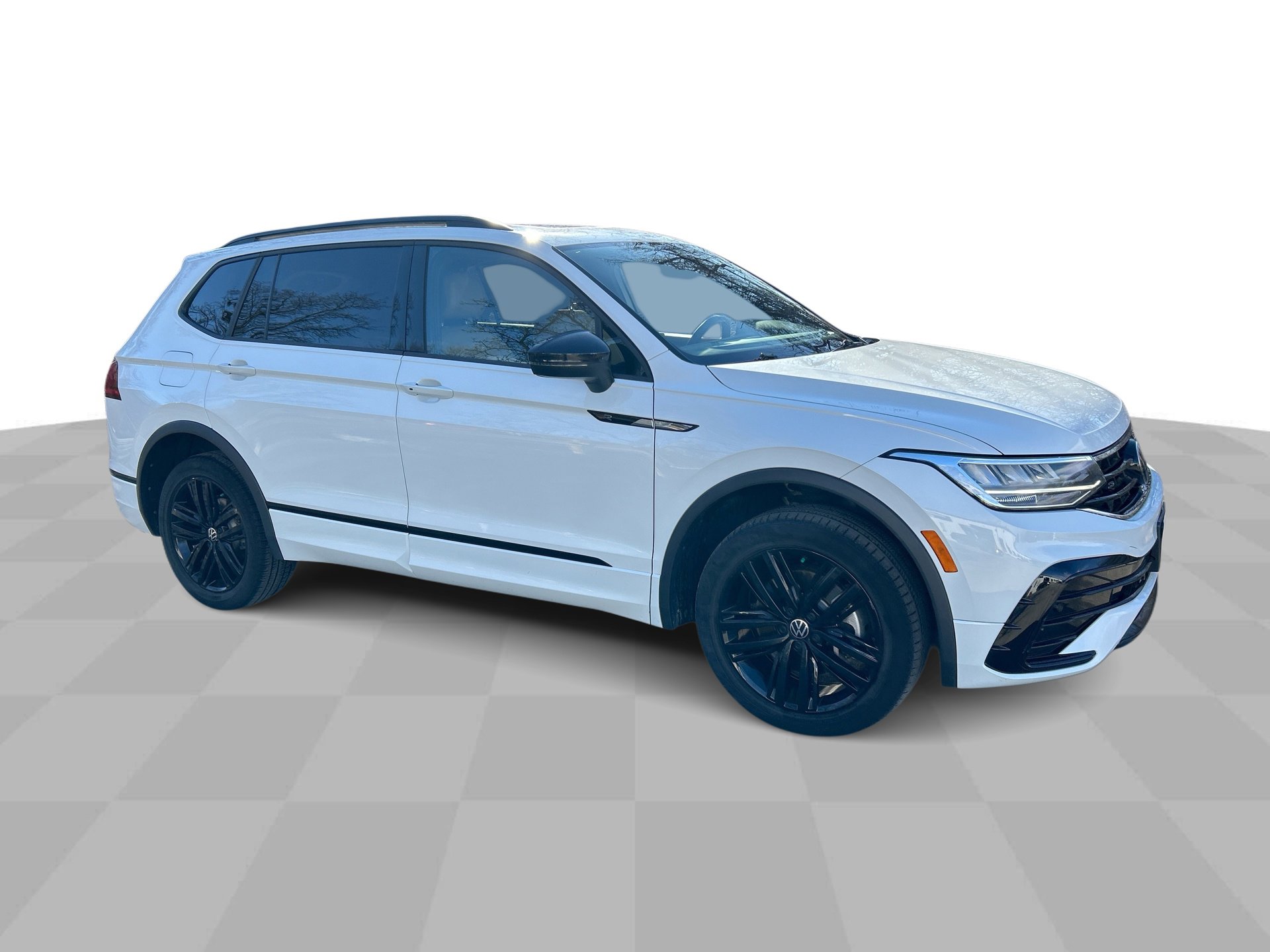 Used 2022 Volkswagen Tiguan SE R-Line image 2