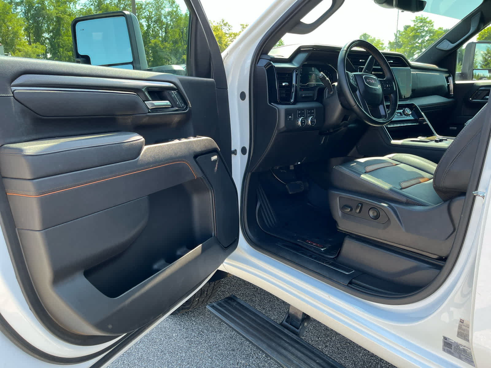Used 2025 GMC Sierra 2500 AT4 w/ AT4 Premium Plus Package AWD/4WD image 9
