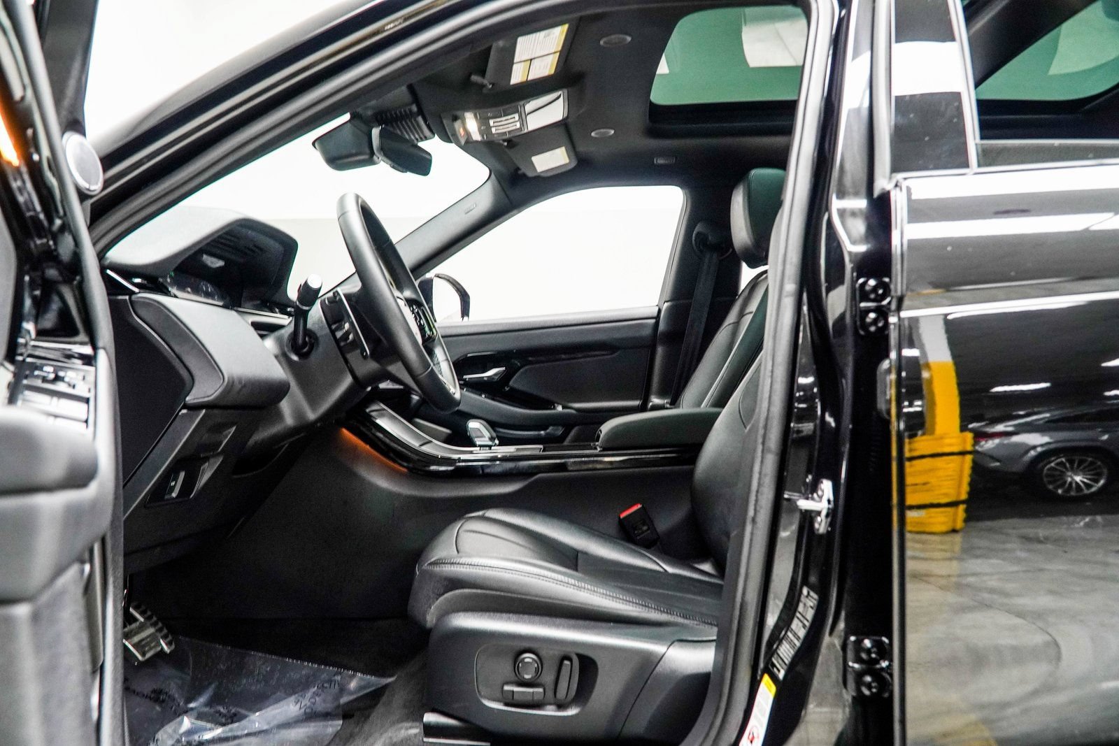 Used 2024 Land Rover Range Rover Evoque Dynamic SE AWD/4WD image 38