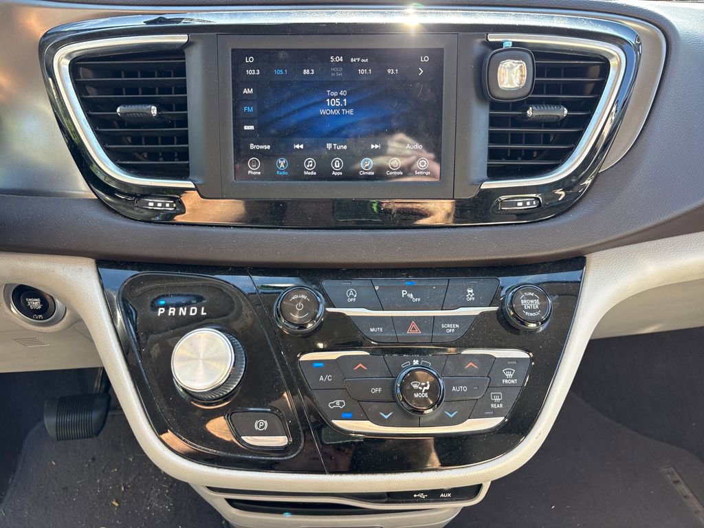 Used 2018 Chrysler Pacifica Touring-L FWD image 18