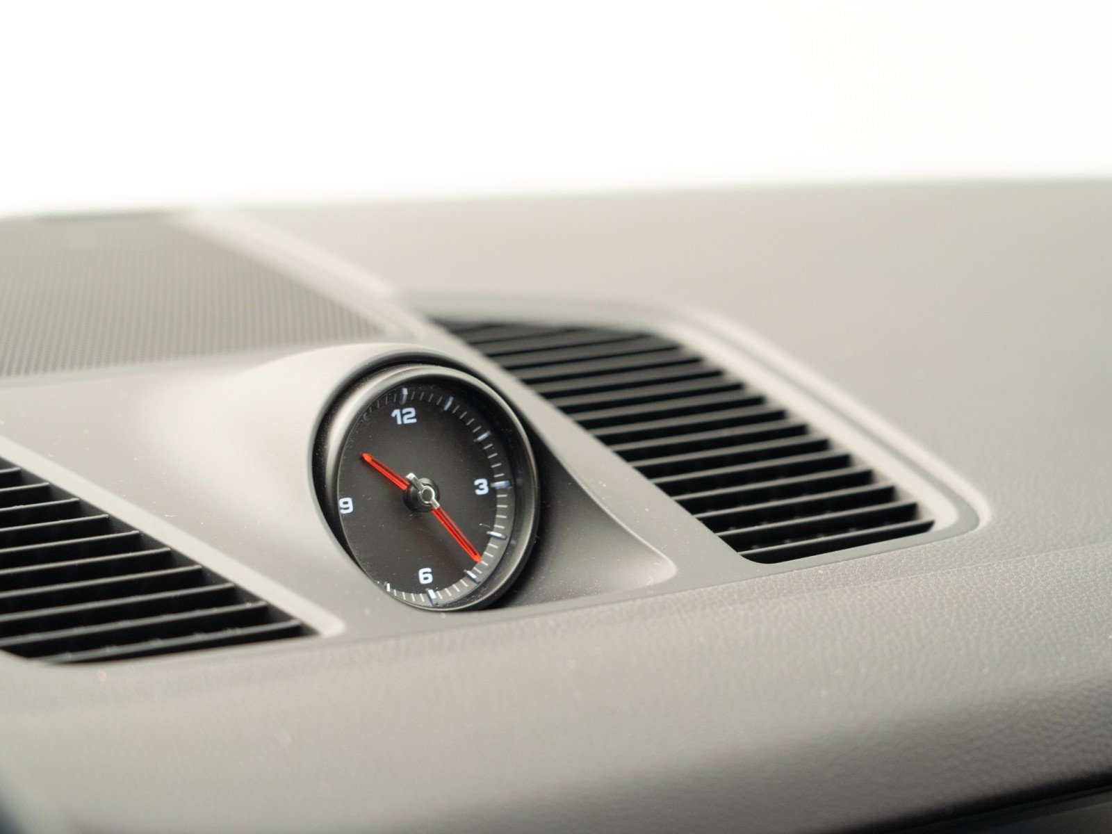 Certified 2022 Porsche Cayenne Platinum Edition image 25