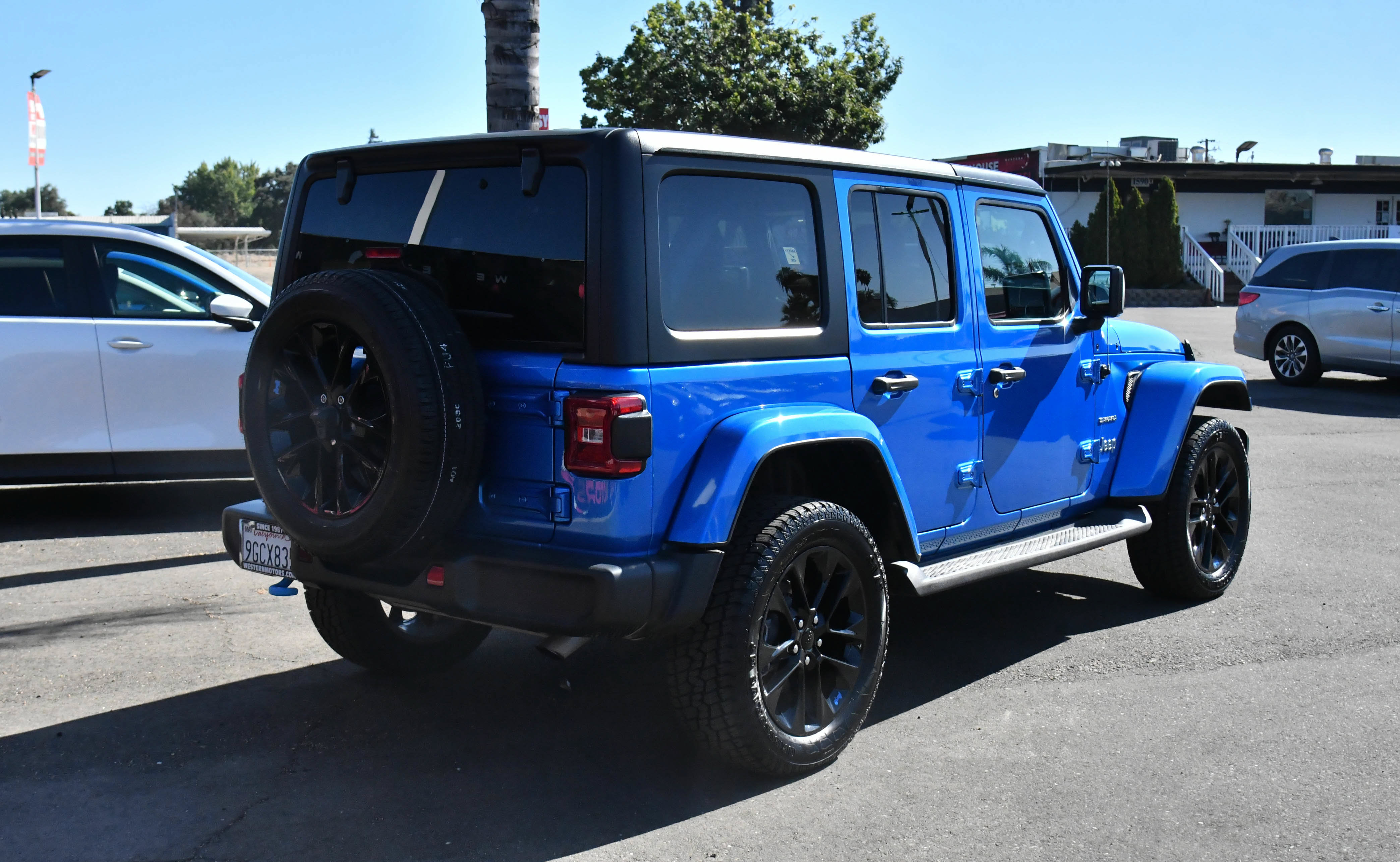 Used 2023 Jeep Wrangler Unlimited Sahara AWD/4WD image 8