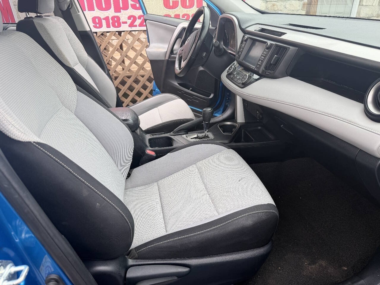 Used 2018 Toyota RAV4 XLE FWD image 11