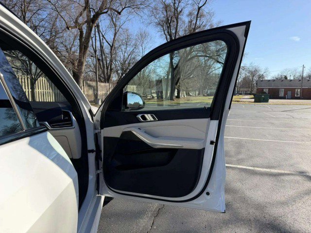 Used 2022 BMW X5 xDrive40i w/ M Sport Package image 26