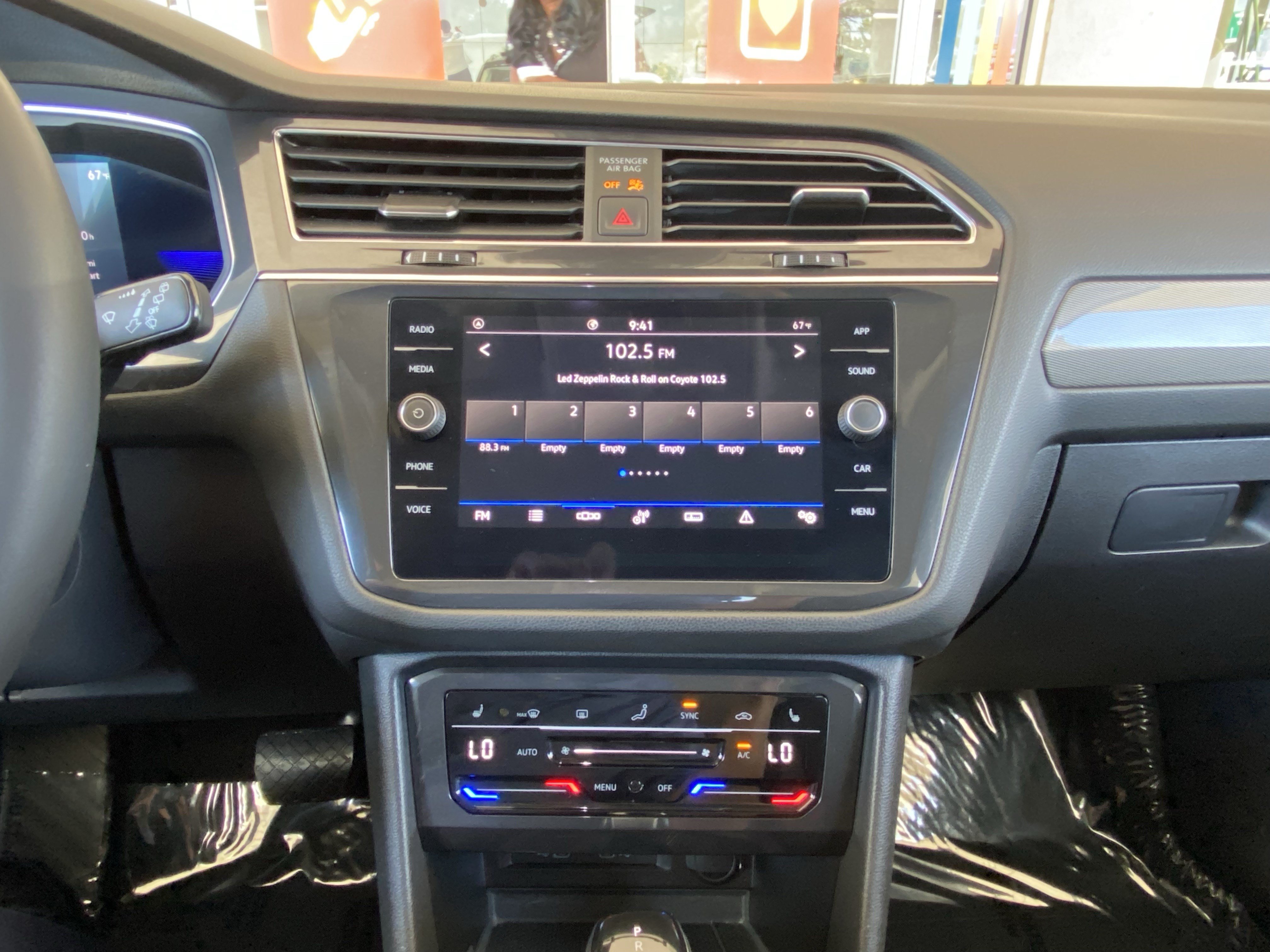 Certified 2023 Volkswagen Tiguan SE FWD image 30