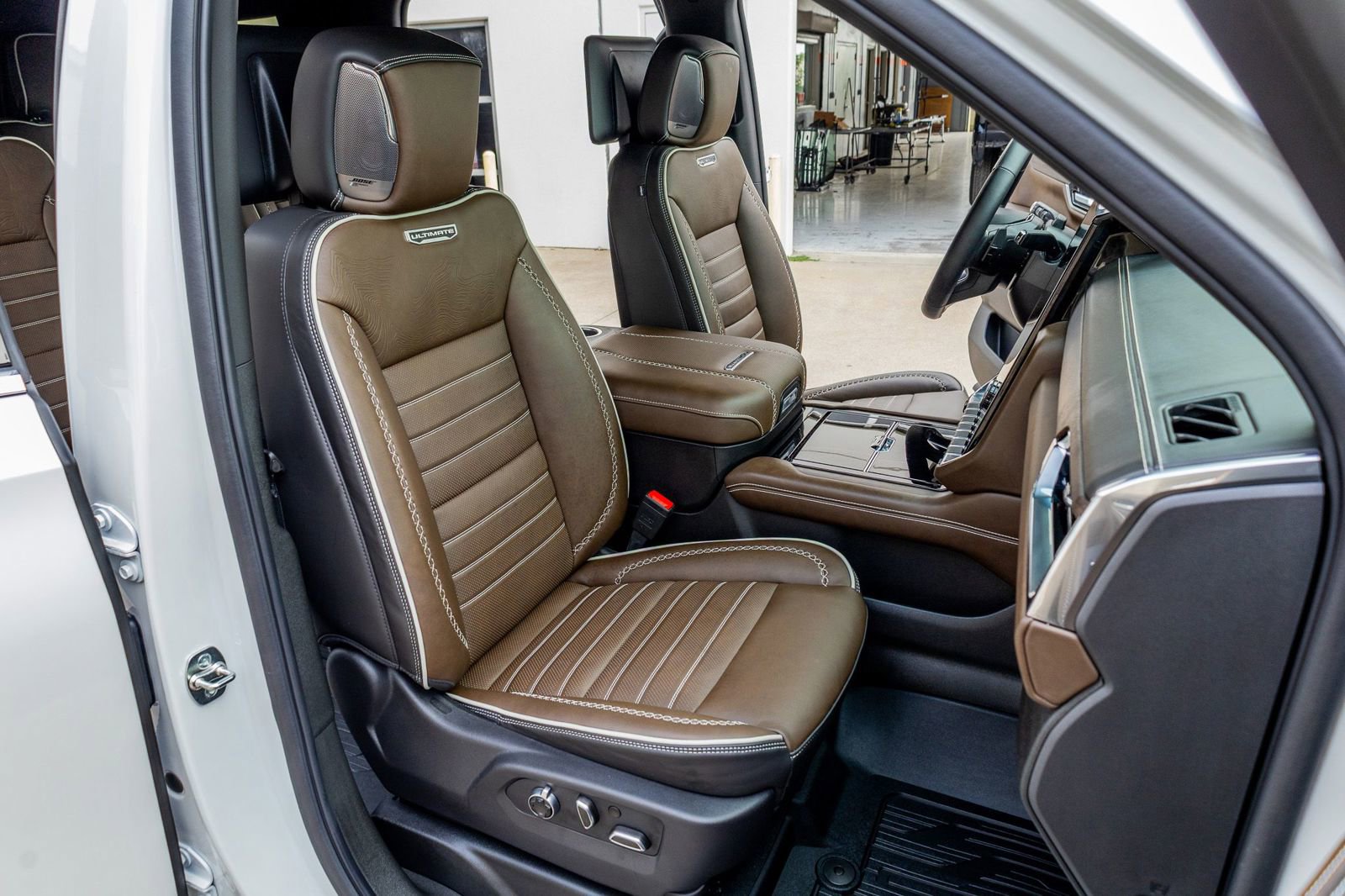 Used 2025 GMC Yukon Denali Ultimate w/ LPO, Floor Liner Package AWD/4WD image 30
