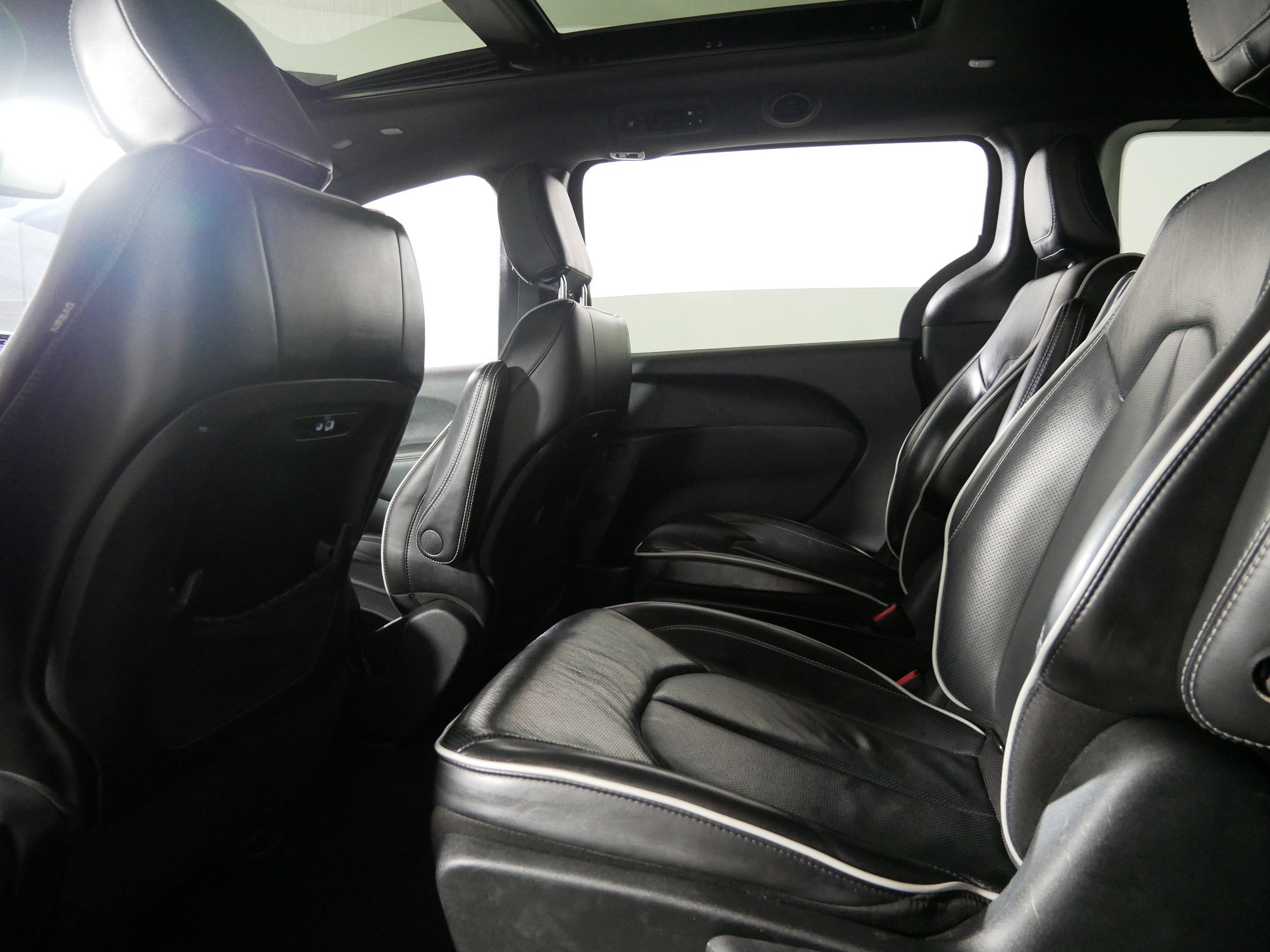 Used 2024 Chrysler Pacifica Premium FWD image 32