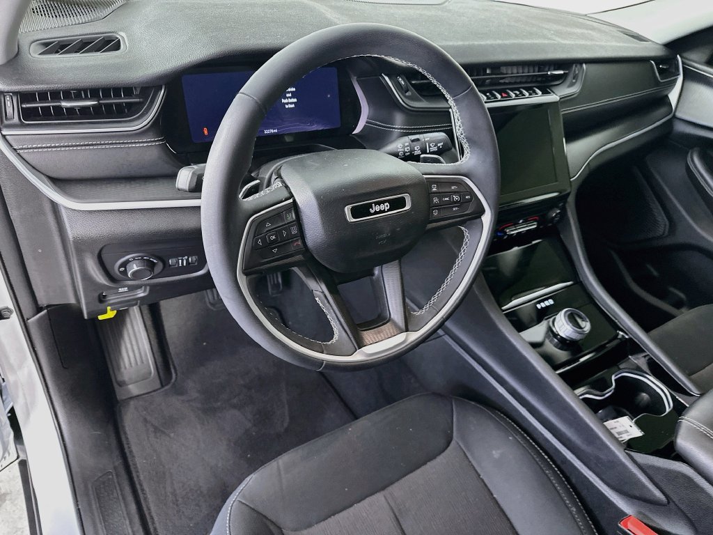 Used 2023 Jeep Grand Cherokee Laredo AWD/4WD image 30