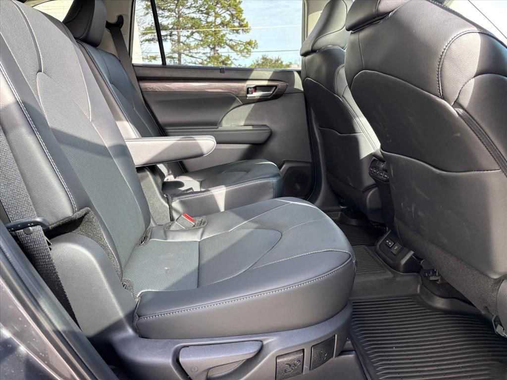 Used 2025 Toyota Highlander Limited image 13