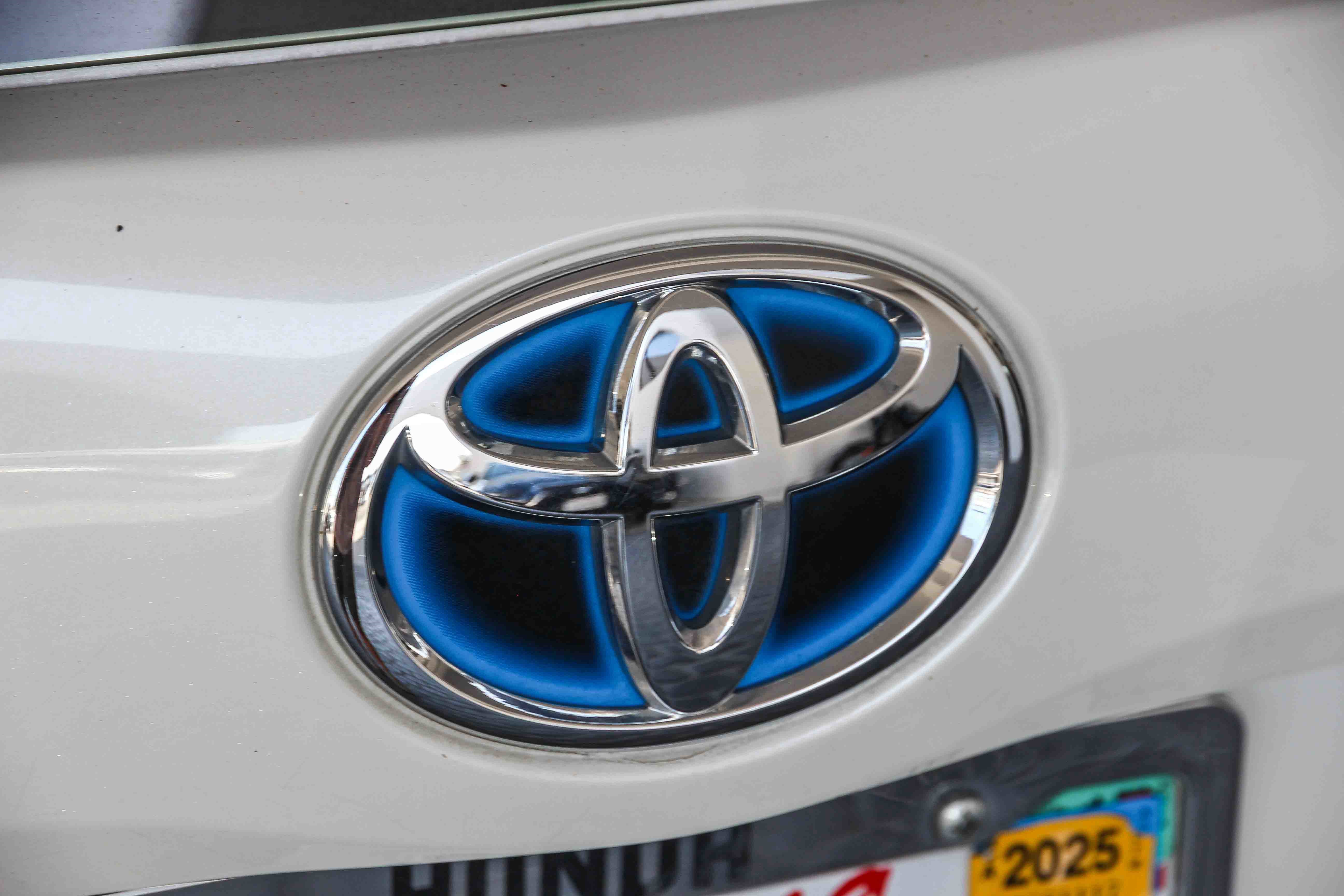 Used 2017 Toyota Prius V Five image 17