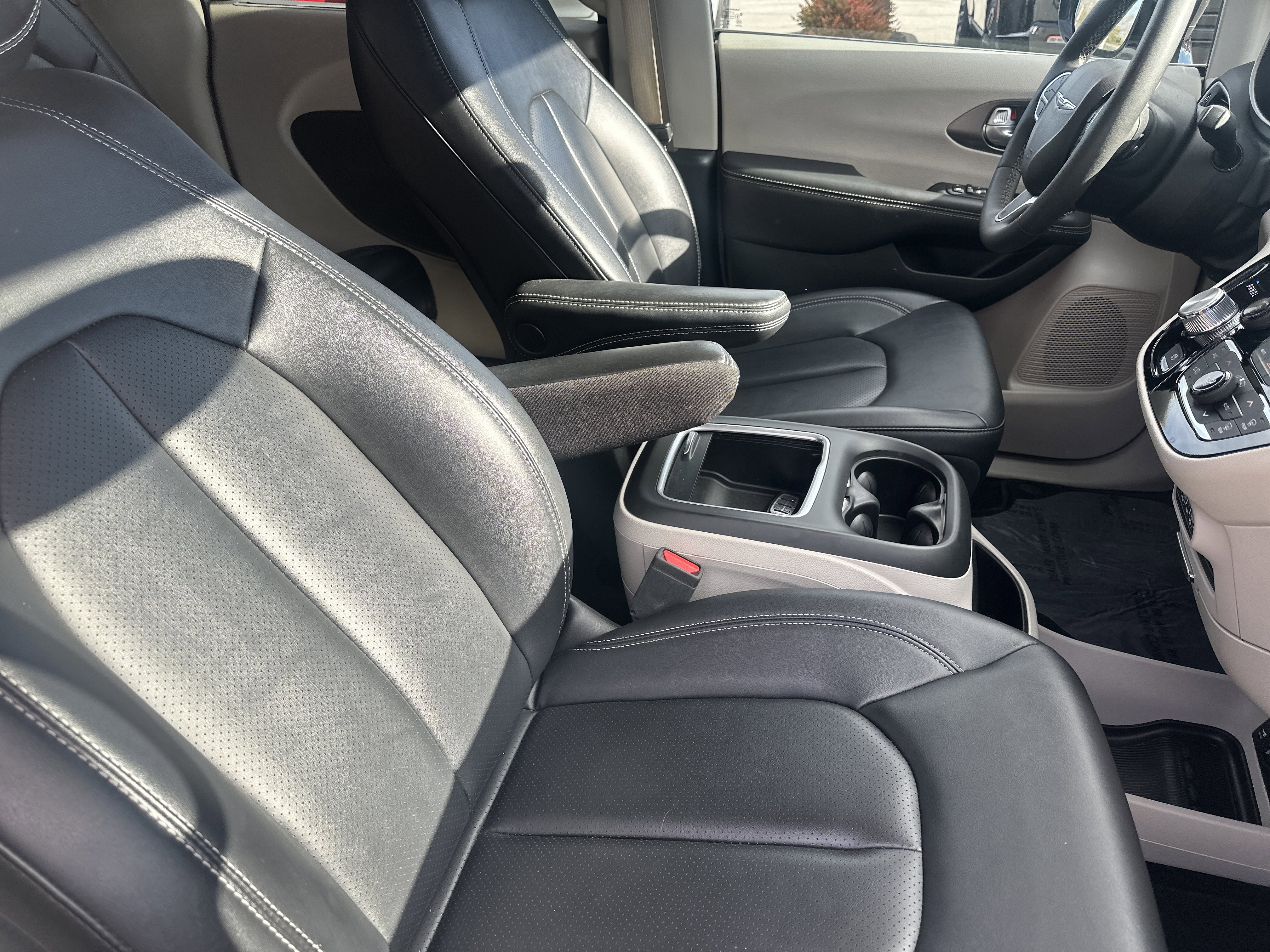 Used 2024 Chrysler Pacifica Touring-L image 28