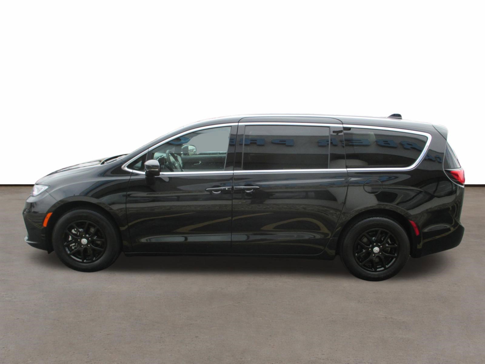 Used 2026 Chrysler Pacifica Select image 6
