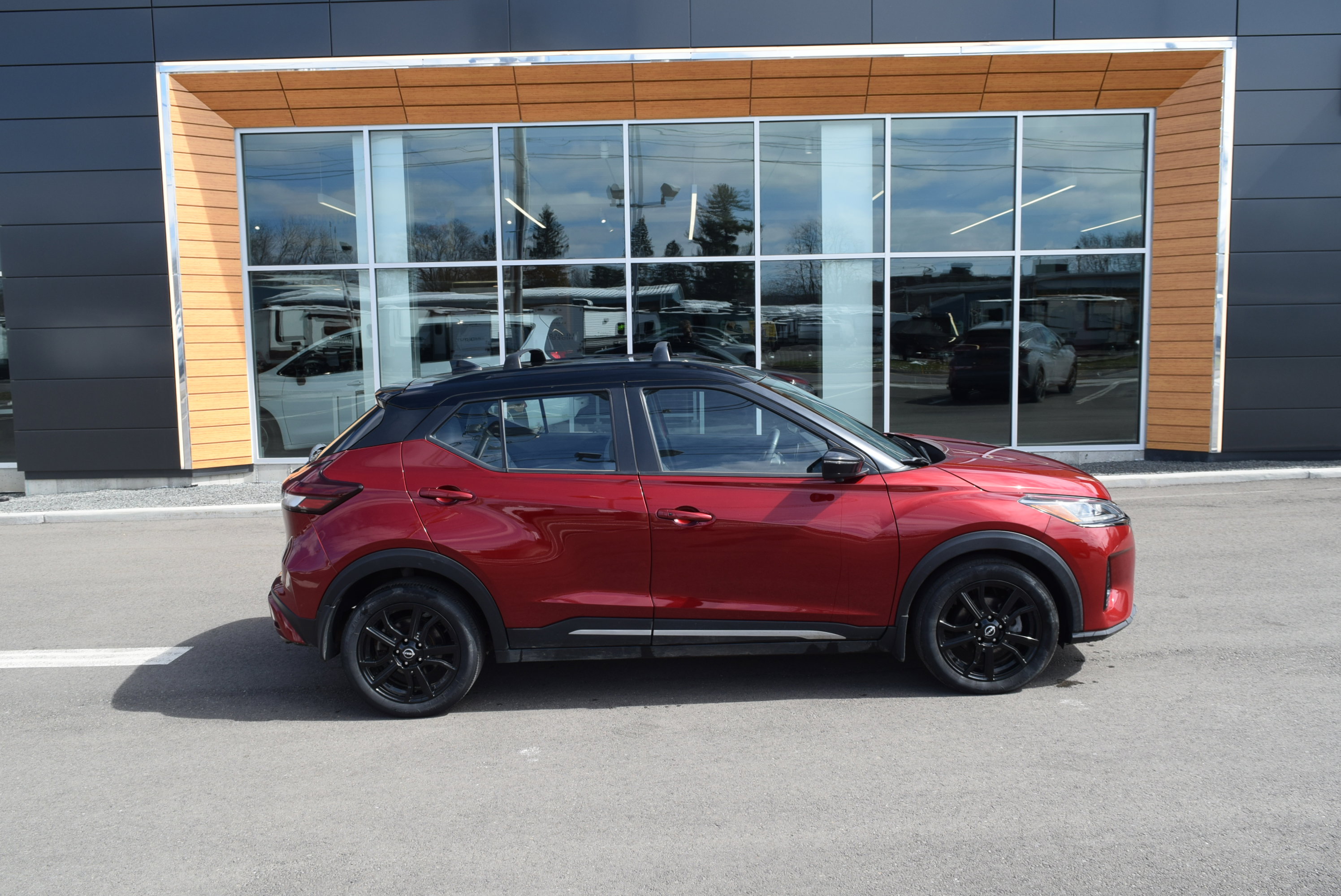 Used 2023 Nissan Kicks SR w/ SR Premium Package image 1