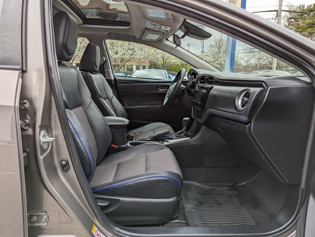 Used 2017 Toyota Corolla SE w/ SE Premium Package FWD image 33