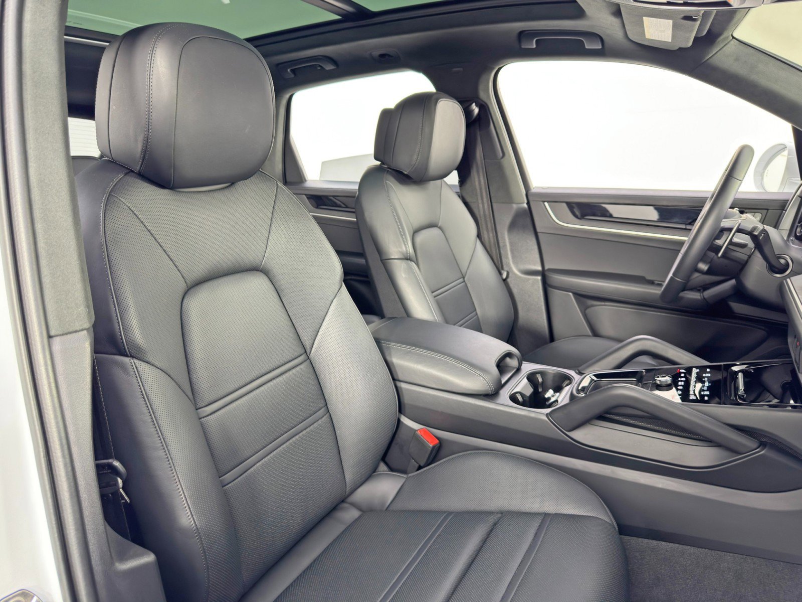 Used 2024 Porsche Cayenne S w/ Premium Package Plus image 38