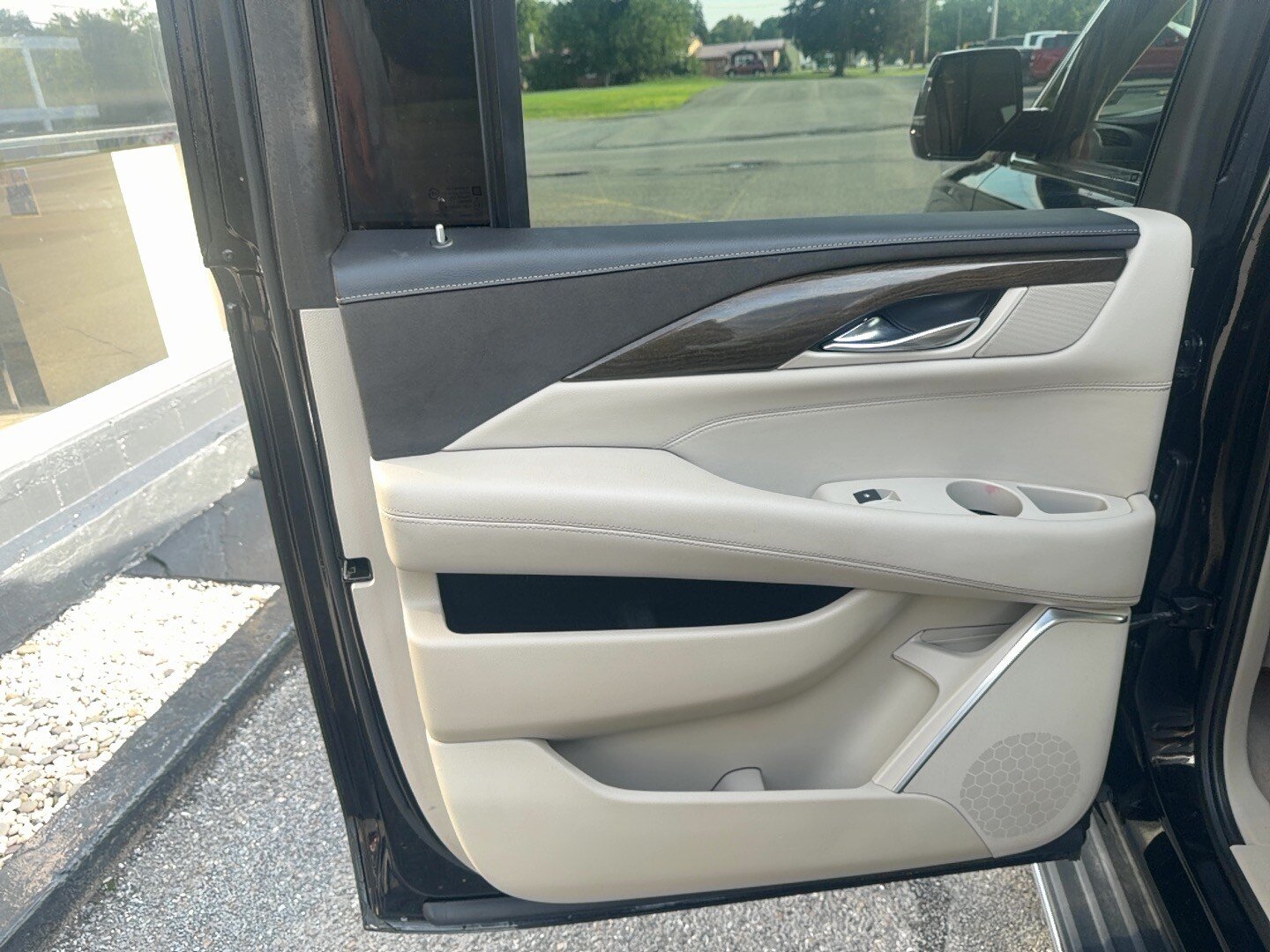 Used 2018 Cadillac Escalade ESV Luxury AWD/4WD image 19