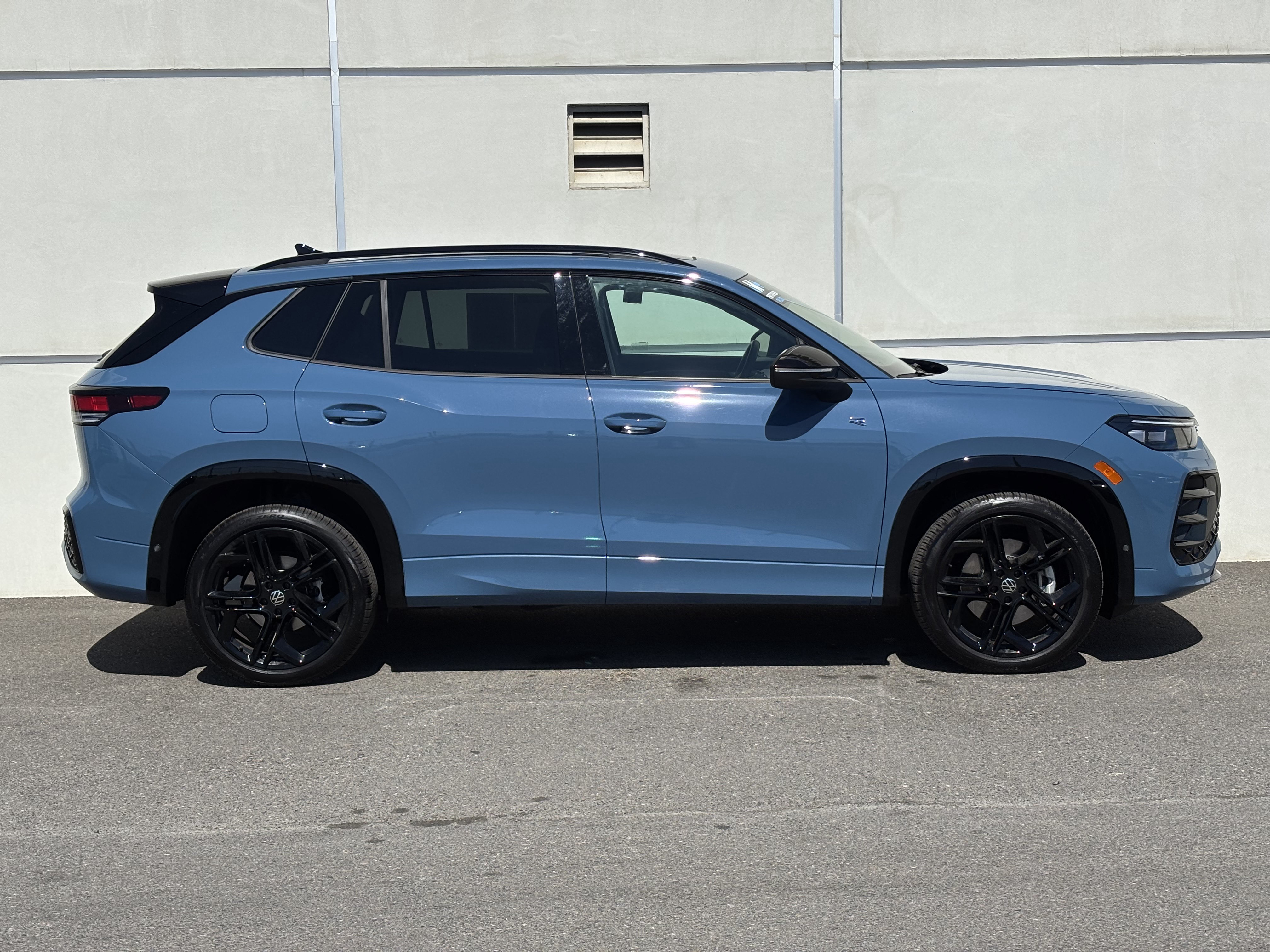 Used 2025 Volkswagen Tiguan SE R-Line AWD/4WD image 2