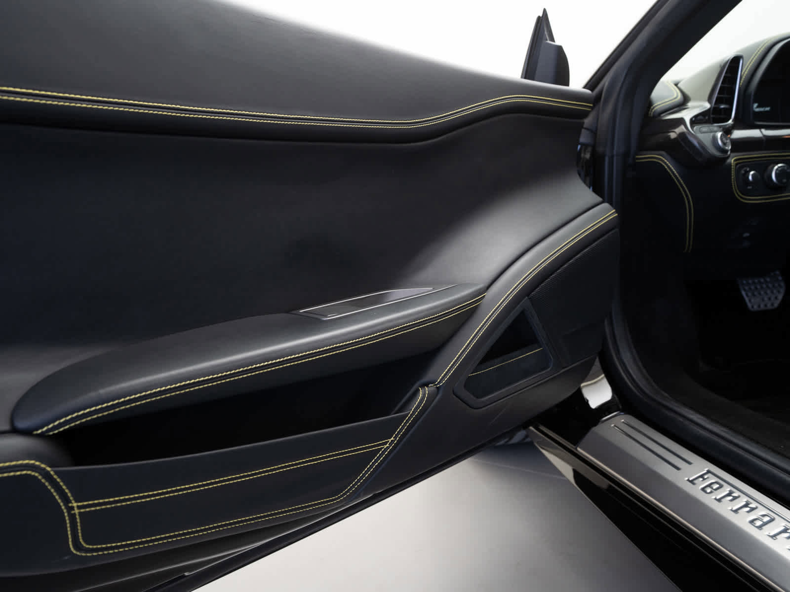 Used 2014 Ferrari 458 Spider image 16