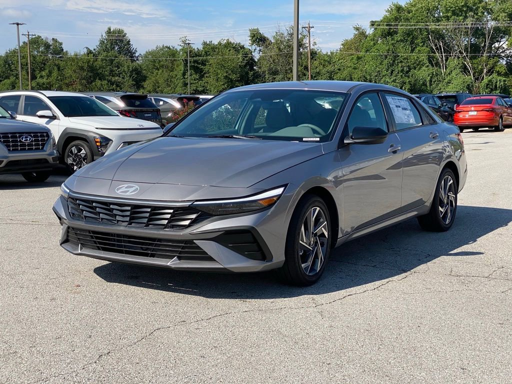 New 2025 Hyundai Elantra SEL FWD image 3
