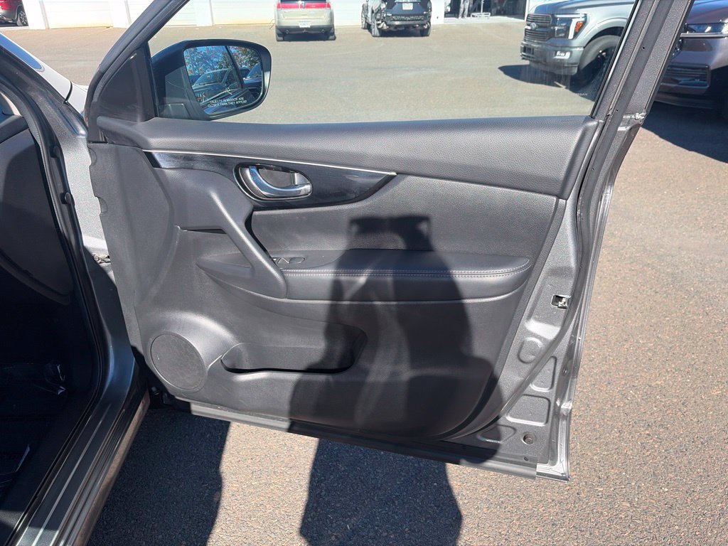 Used 2017 Nissan Rogue Sport SL AWD/4WD image 16