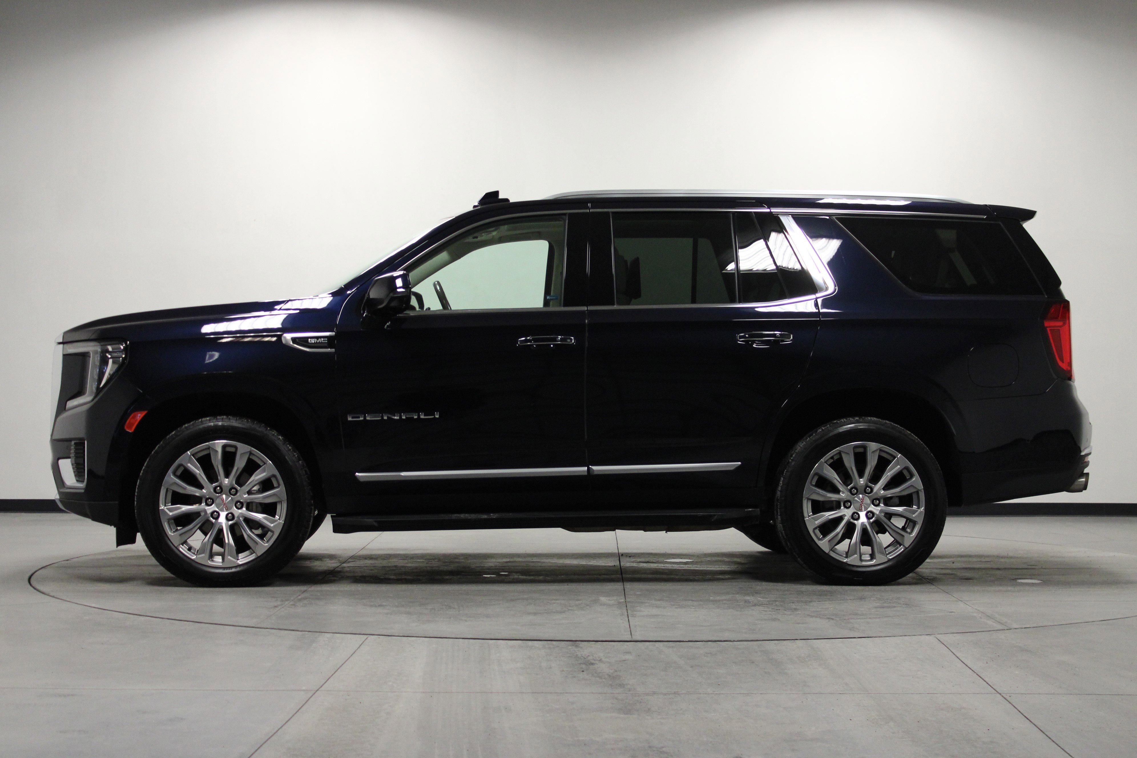 Used 2023 GMC Yukon Denali w/ Advanced Technology Package AWD/4WD image 7