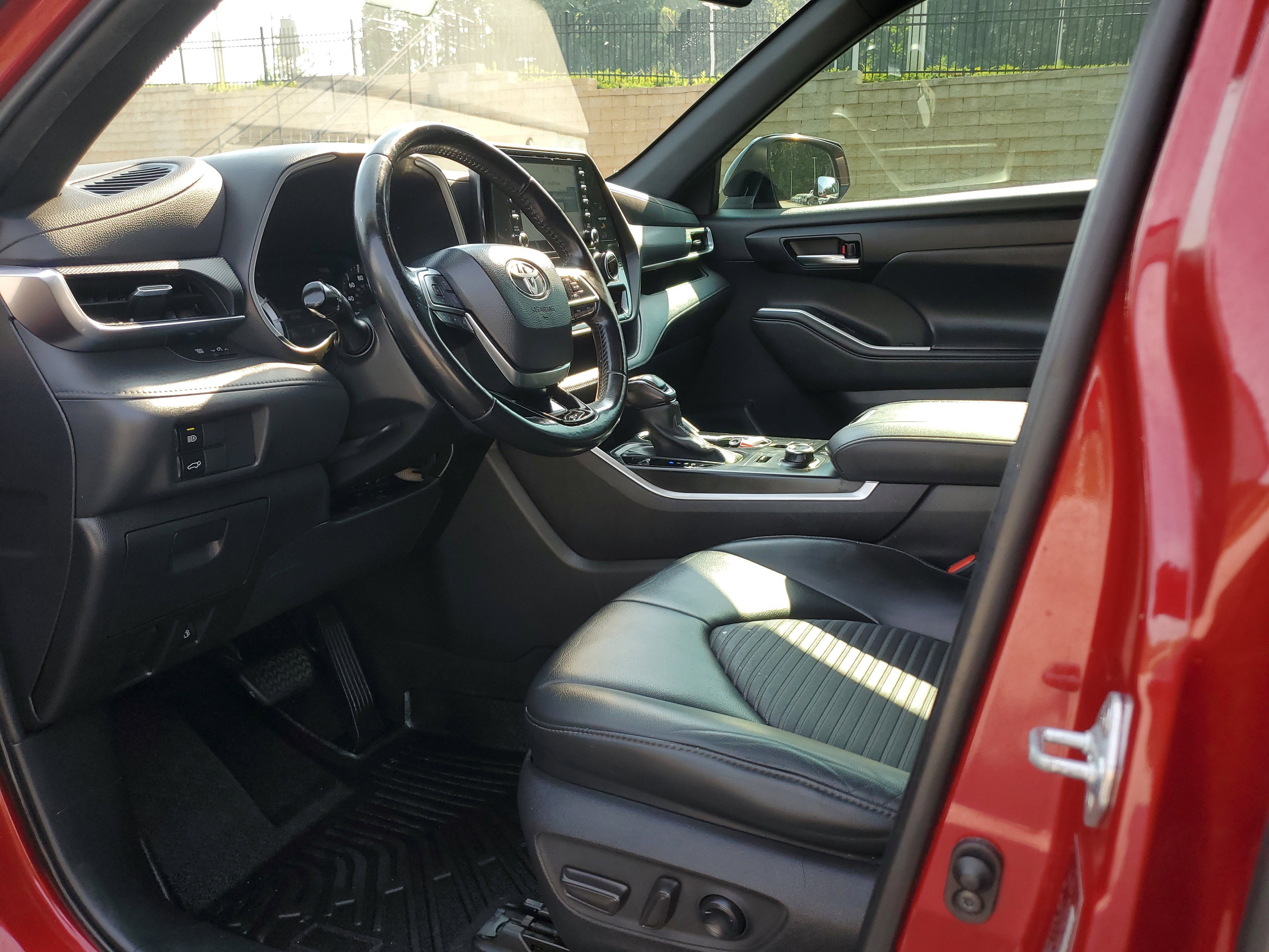 Used 2021 Toyota Highlander XSE AWD/4WD image 18
