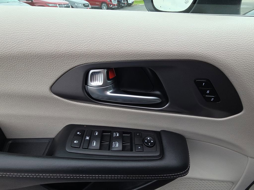 Used 2023 Chrysler Pacifica Touring-L FWD image 13