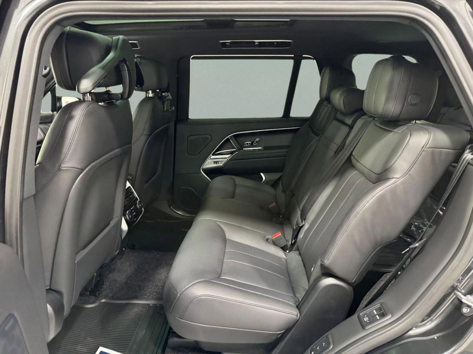 New 2026 Land Rover Range Rover Long Wheelbase SE image 9