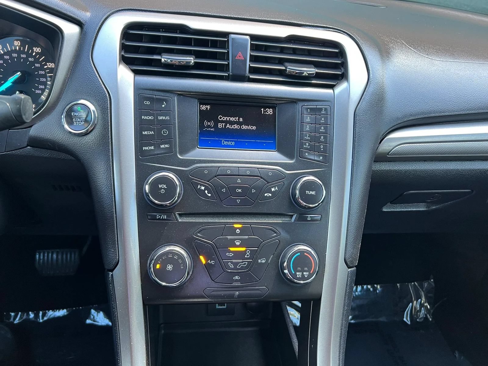 Used 2017 Ford Fusion SE FWD image 13