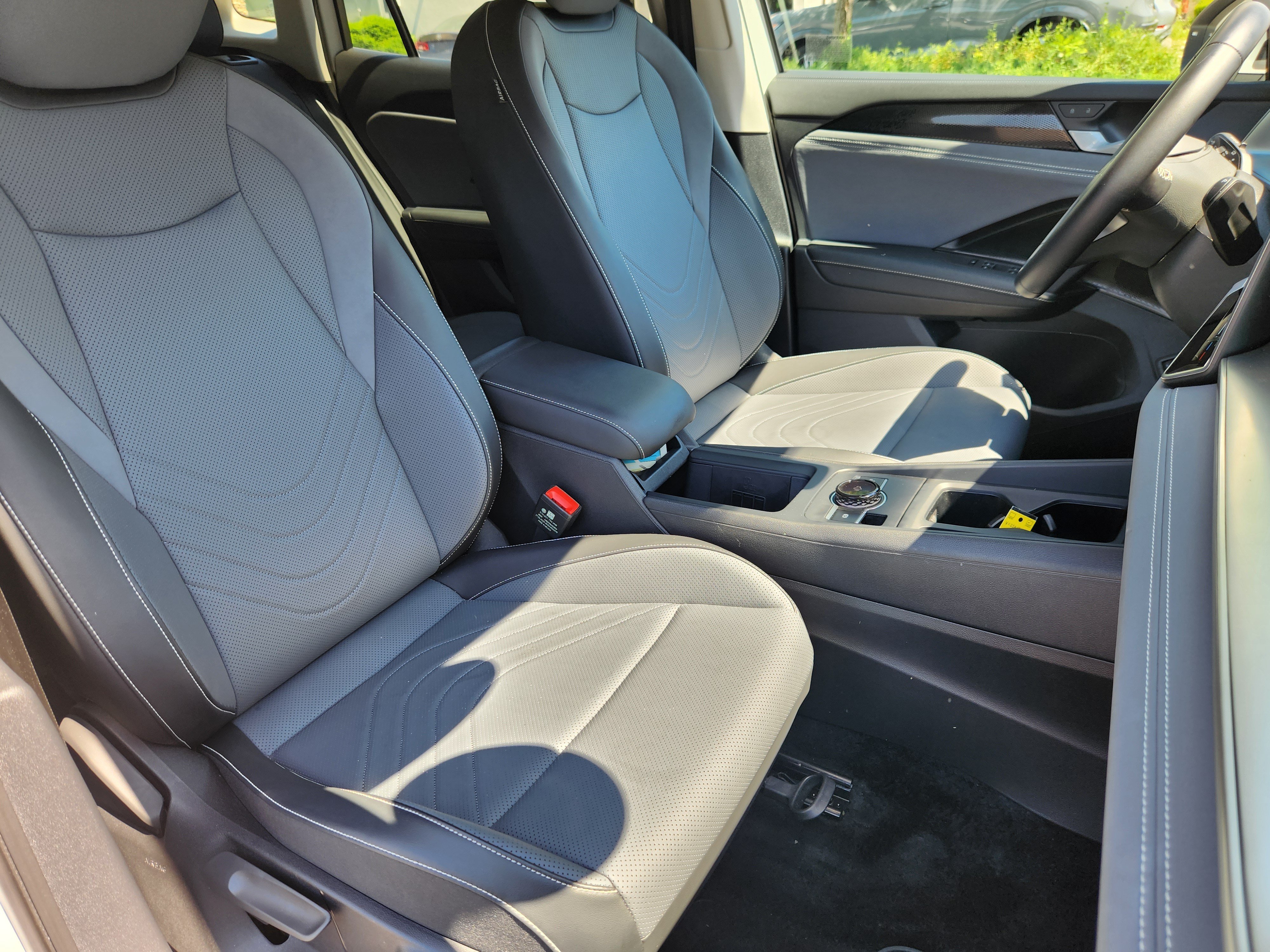 Used 2025 Volkswagen Tiguan SE AWD/4WD image 14