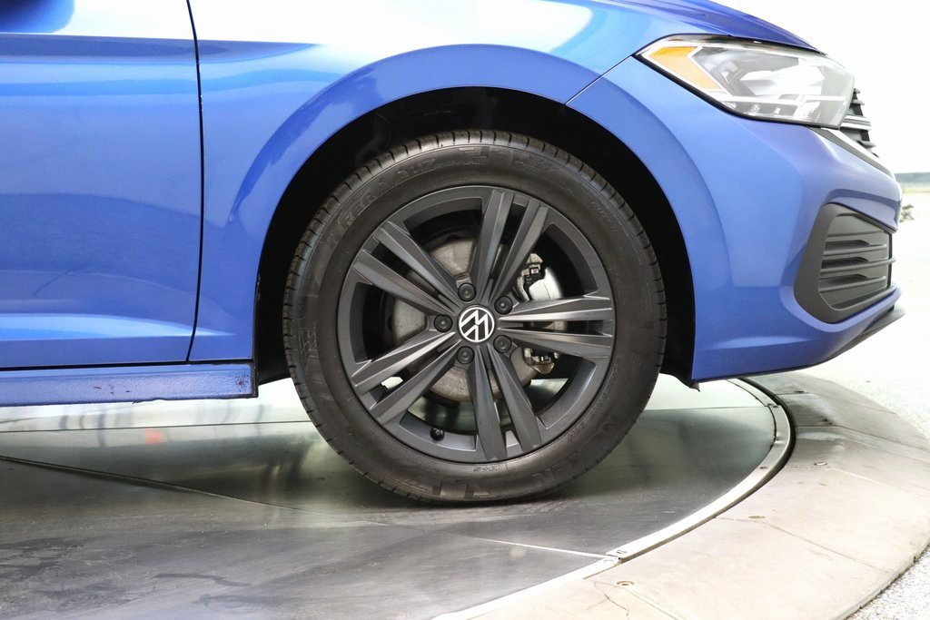 Used 2024 Volkswagen Jetta SE w/ Panoramic Sunroof Package image 4