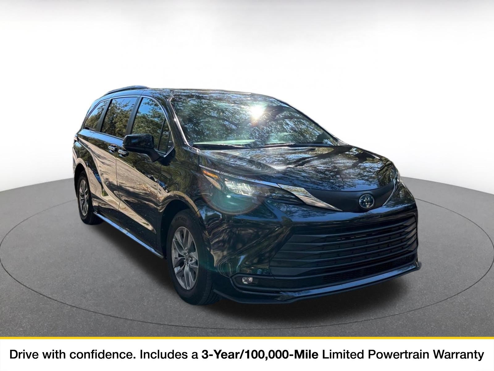 Used 2025 Toyota Sienna XLE FWD image 1
