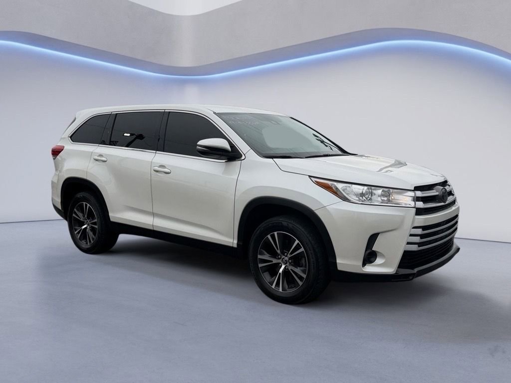 Used 2019 Toyota Highlander LE image 1