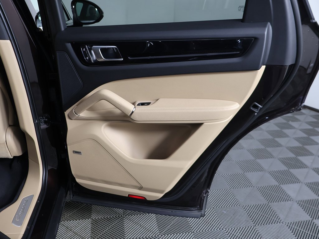 Used 2022 Porsche Cayenne image 32