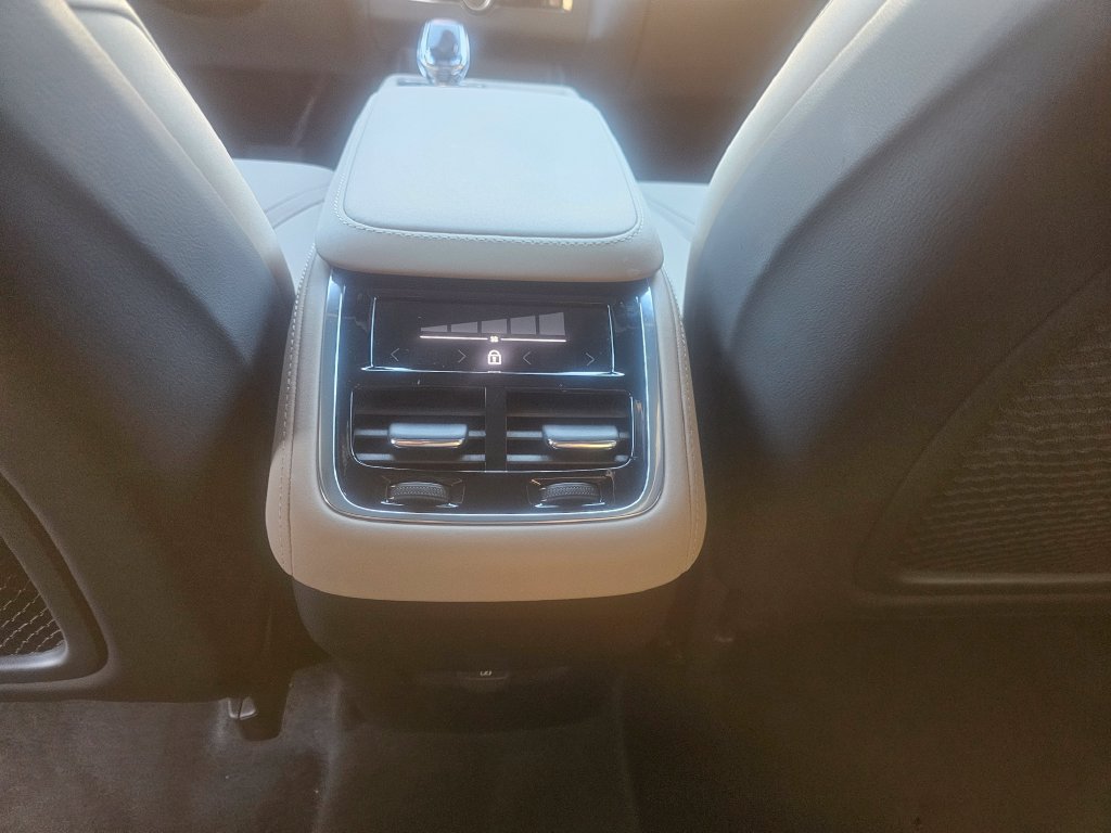 Certified 2025 Volvo XC90 B5 Core AWD/4WD image 38