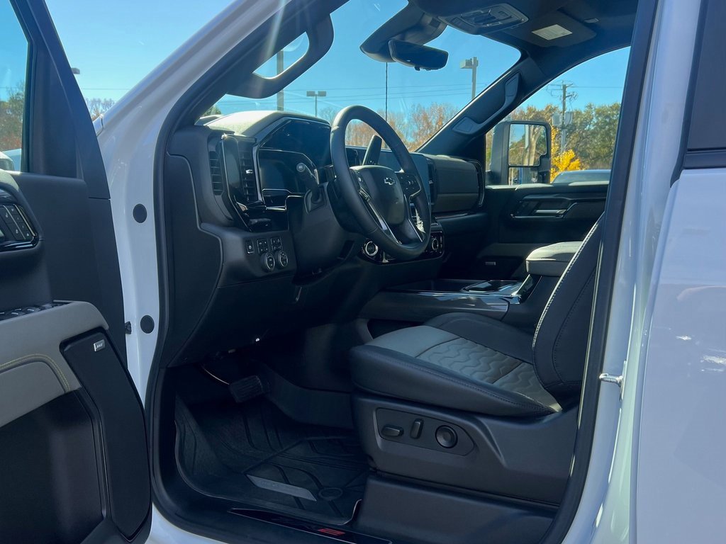 Used 2025 Chevrolet Silverado 2500 ZR2 w/ Technology Package image 16