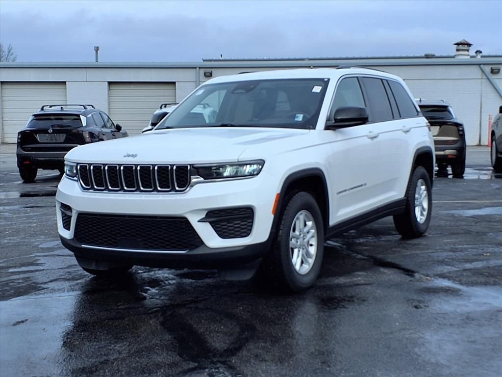 Used 2023 Jeep Grand Cherokee Laredo image 2