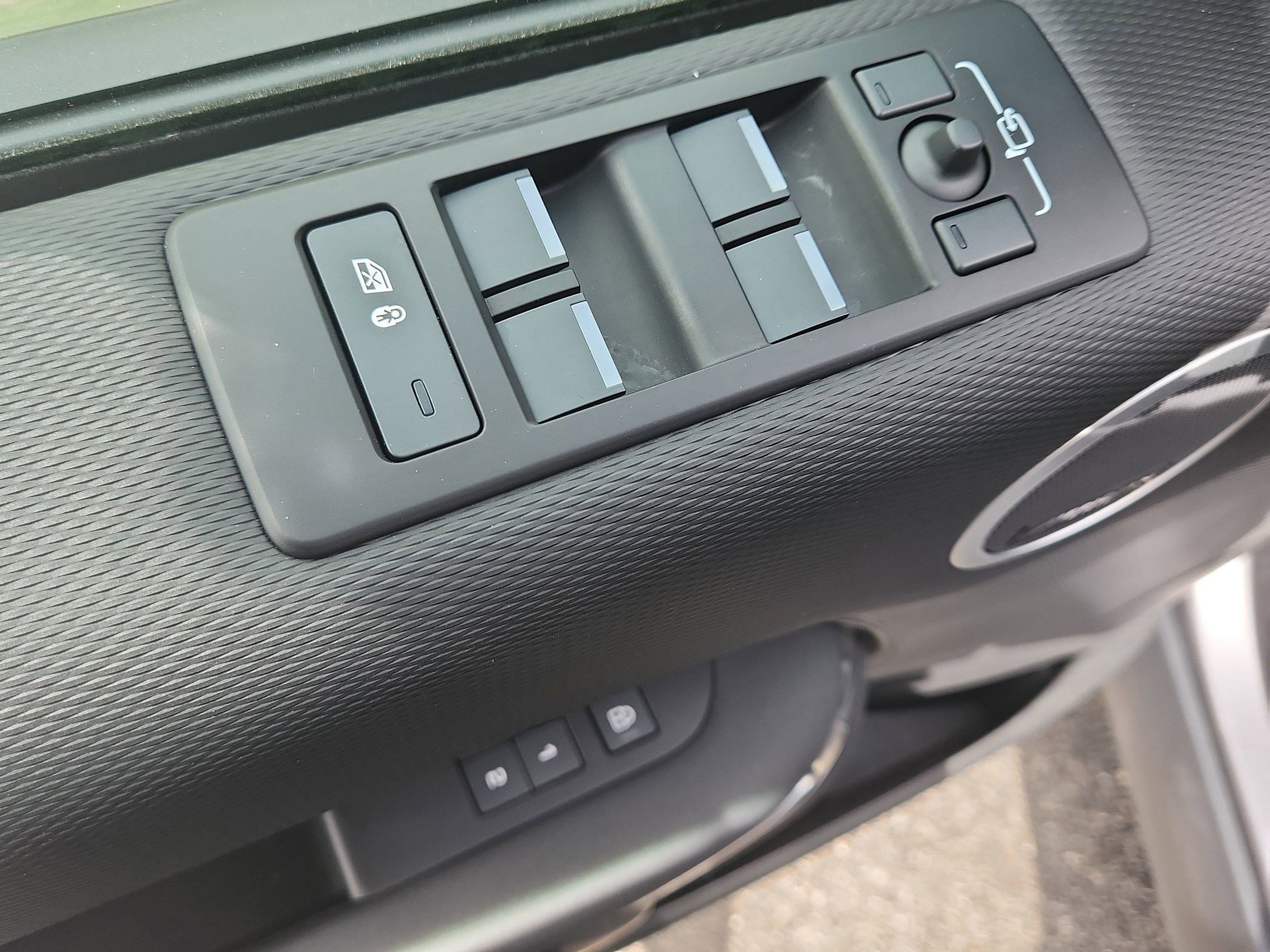 Used 2025 Land Rover Discovery Dynamic SE image 23