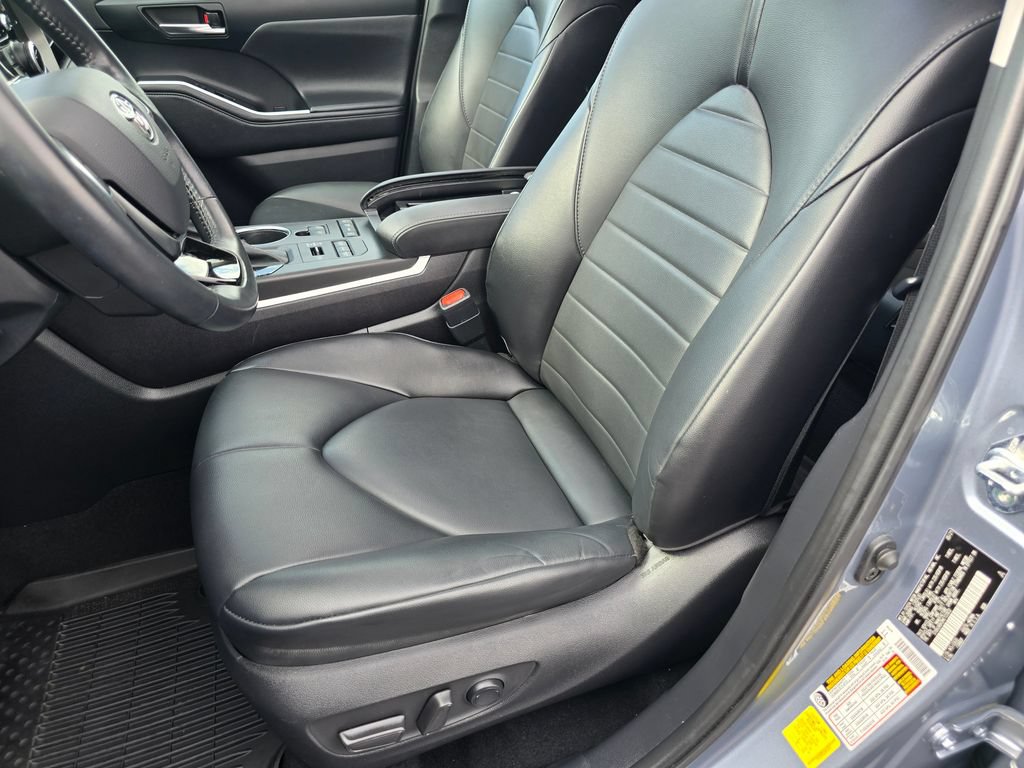 Used 2021 Toyota Highlander XLE AWD/4WD image 17