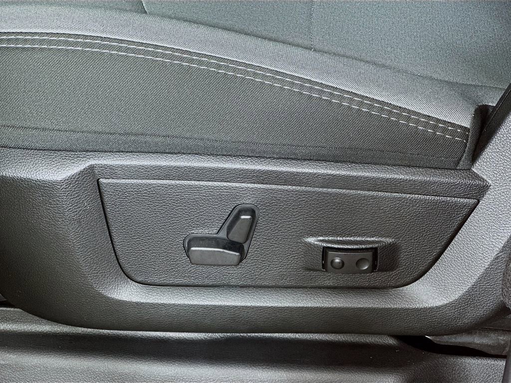 Used 2024 RAM 2500 Big Horn w/ Bed Utility Group image 21