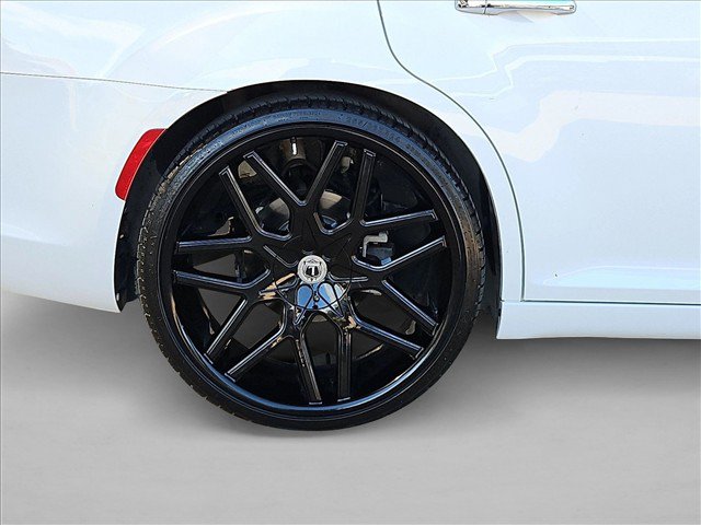 Used 2015 Chrysler 300 C RWD image 17