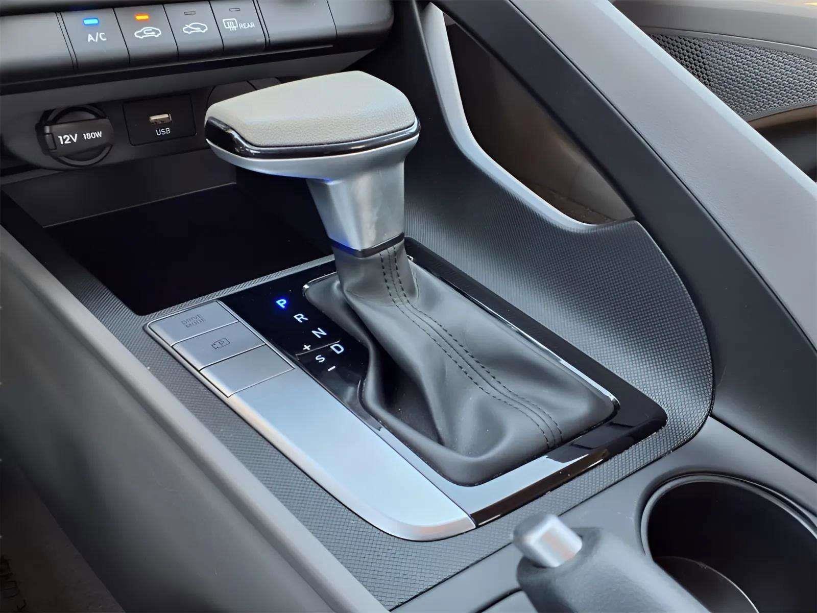 Certified 2024 Hyundai Elantra SE image 9