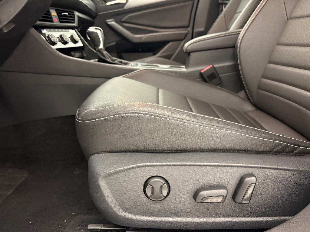 Used 2024 Volkswagen Jetta SE FWD image 4