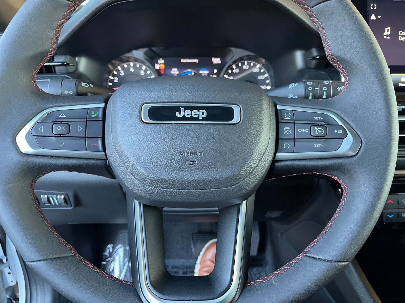 Used 2025 Jeep Compass Trailhawk AWD/4WD image 28